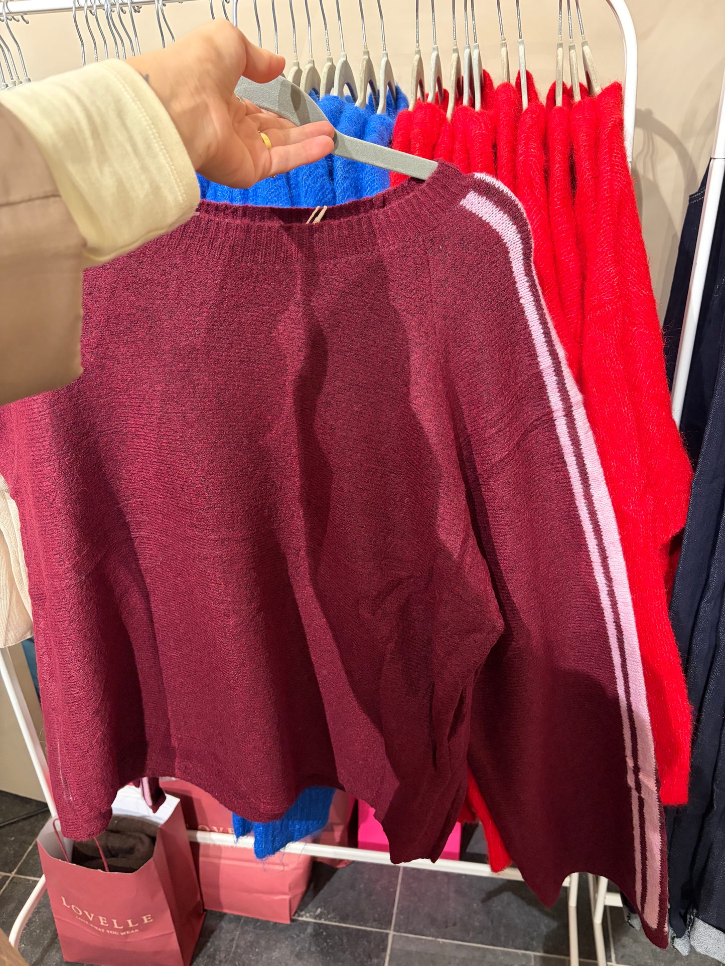 BURGUNDY KNIT STREEP